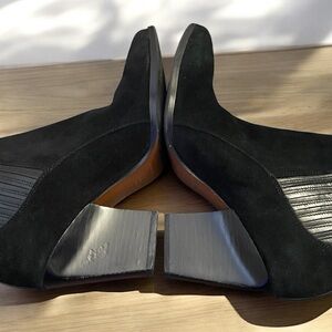 Donald J. Pliner Women’s Booties Size 8.5 Black Suede Leather